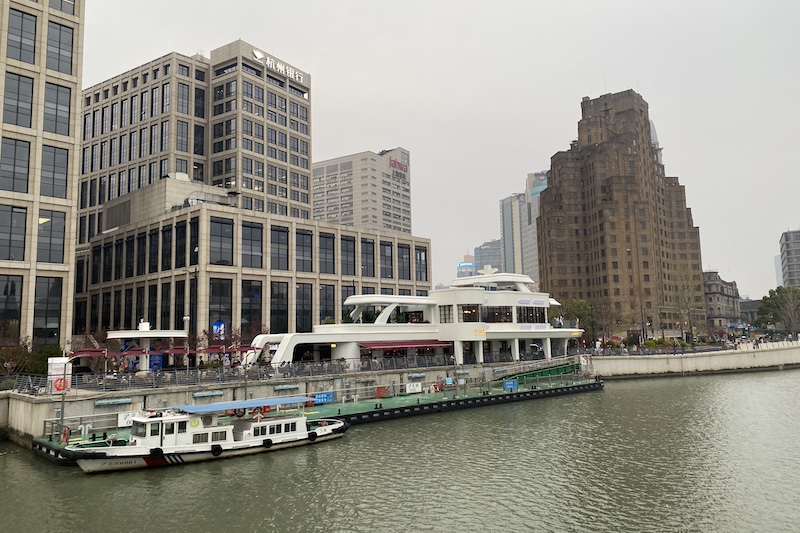邮轮状外形的虹书舫，旁边仍保留海事码头，背后则是北外滩地标之一上海大厦。（佟鑫拍摄）